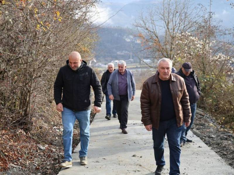 ცაგერის მუნიციპალიტეტის მერმა ჭაბუკი ჭაბუკიანმა სოფელ ალპანაში საავტომობილო გზის...